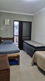 Quarto com camas de solteiro e ar condicionado 