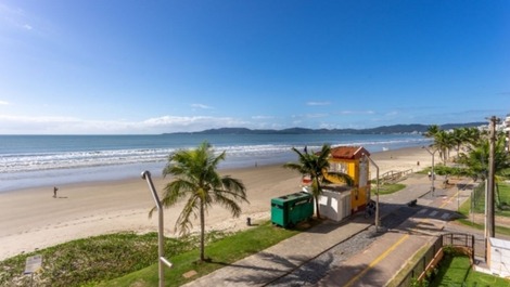 Increíble apartamento FRENTE AL MAR, 3 habitaciones, aire acondicionado, wifi, garaje