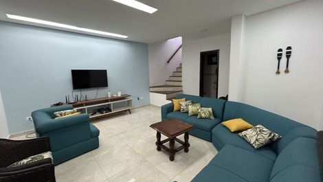 Morada Califórnia com Piscina e churrasqueira espaçosa para 15 pessoas