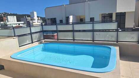 Comfortable penthouse with swimming pool at Praia de Bombas