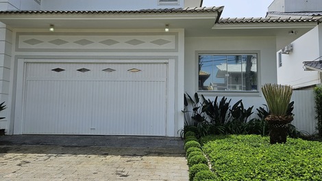 Incrível casa de esquina em Jurerê Internacional, 1a temporada!