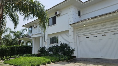 Incrível casa de esquina em Jurerê Internacional, 1a temporada!