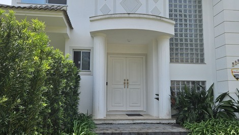 Incrível casa de esquina em Jurerê Internacional, 1a temporada!