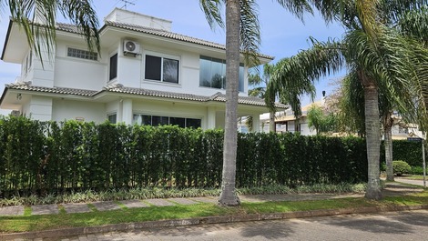 Incrível casa de esquina em Jurerê Internacional, 1a temporada!