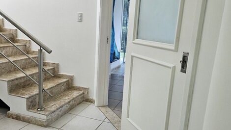 Incrível casa de esquina em Jurerê Internacional, 1a temporada!