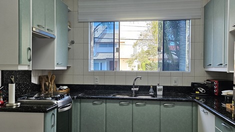 Incrível casa de esquina em Jurerê Internacional, 1a temporada!