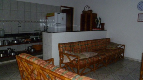 CASA PRAIA ENSEADA 3 BEDROOMS 7 MINUTES WALK FROM THE SEA