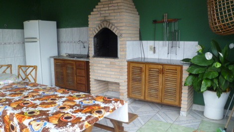 CASA PRAIA ENSEADA 3 BEDROOMS 7 MINUTES WALK FROM THE SEA