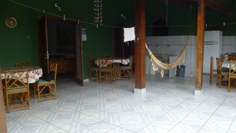 CASA PRAIA ENSEADA 3 BEDROOMS 7 MINUTES WALK FROM THE SEA