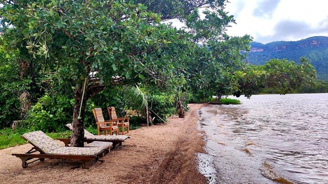 Praia à margem do lago