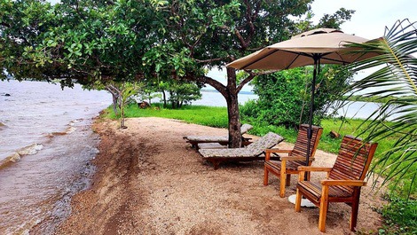 Praia à margem do lago