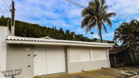 Gran casa a 150 metros de la playa de Enseada, Ubatuba