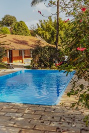 Vista da piscina com a casa ao fundo.