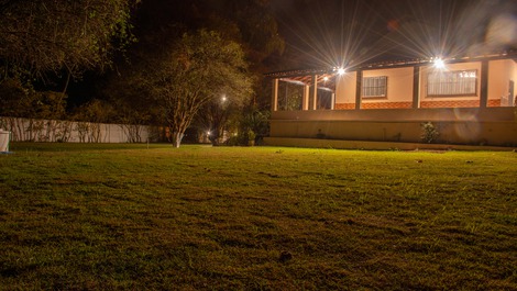 Amplo espaço gramado para lazer.