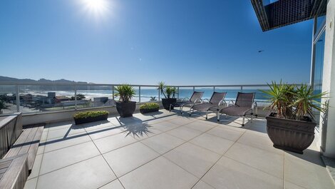 161 - Duplex penthouse with 03 bedrooms and private Jacuzzi in the city...