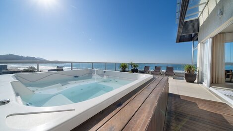 161 - Duplex penthouse with 03 bedrooms and private Jacuzzi in the city...