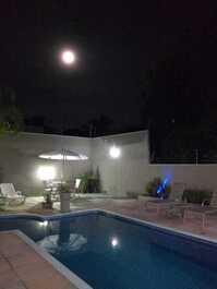 Piscina noite lua cheia