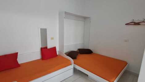 Cama de casal e bicama.