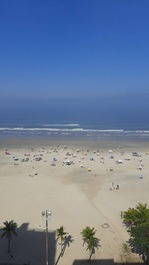 O mar lindo com uma extensão de areia , e calçadão p curtir caminhada e andar de bicicleta ou ficar de preguiça só olhando a paisagem 