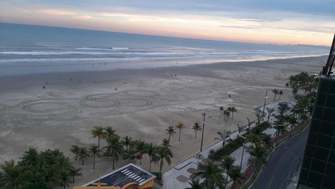 Apartamento na Guilhermina PG 50 metros pé na areia