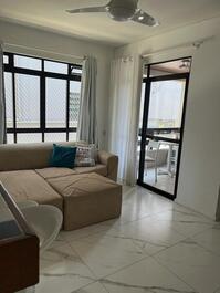 Sala com amplo sofá