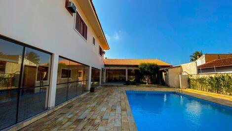 HIGH STANDARD, 6 SUITES WITH AIR, LARGE SWIMMING POOL, PRIVILEGED LOCATION