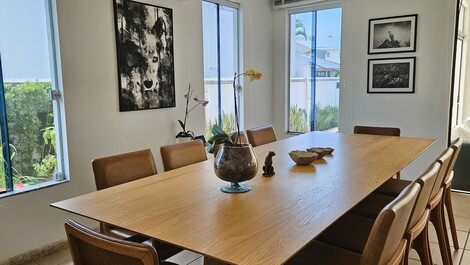 Mesa será trocada por uma de 8 lugares, que está sendo fabricada e será entregue em dezembro