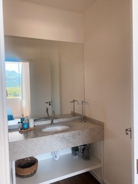 Hermosa cobertura de palma. Cerca del mar. Vistas al mar y montaña