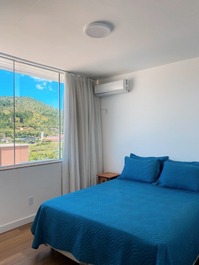 Hermosa cobertura de palma. Cerca del mar. Vistas al mar y montaña