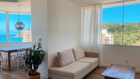 Hermosa cobertura de palma. Cerca del mar. Vistas al mar y montaña