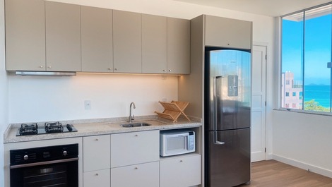 Hermosa cobertura de palma. Cerca del mar. Vistas al mar y montaña