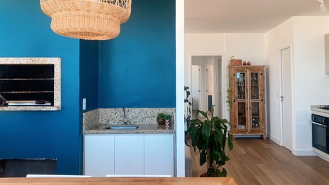 Hermosa cobertura de palma. Cerca del mar. Vistas al mar y montaña