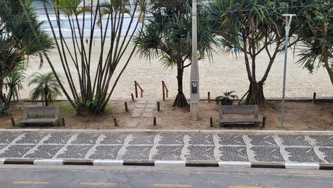 Vista de frente do prédio de cima, acesso a praia. essa área externa living da entrada principal, portaria