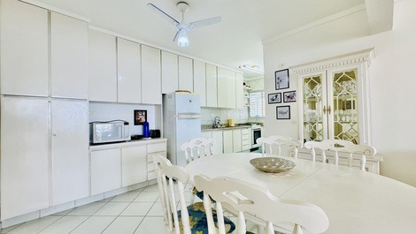 Pitangueiras Precioso apartamento en Quadra do Mar con aire acondicionado