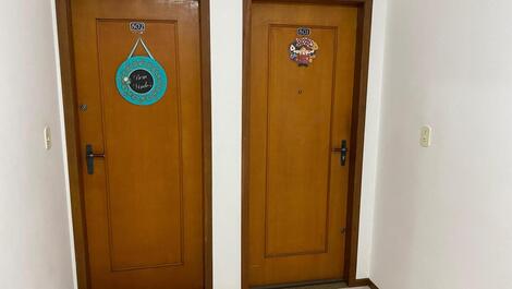 Porta à direita, entrada do apartamento 