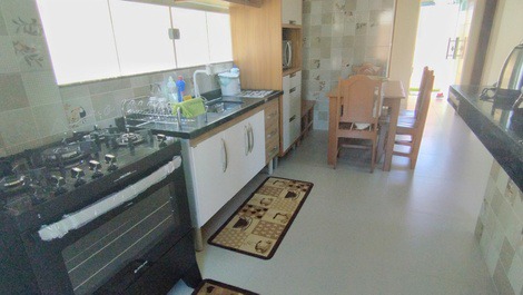 Cód.C008-CASA 3 QUARTOS, PISCINA AR,SENDO 2 SUÍTES,14 PESSOAS,