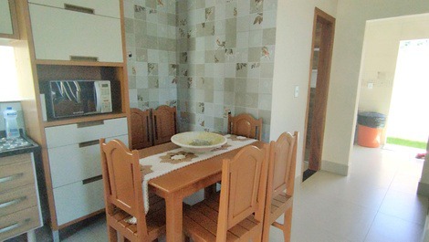 Cód.C008-CASA 3 QUARTOS, PISCINA AR,SENDO 2 SUÍTES,14 PESSOAS,