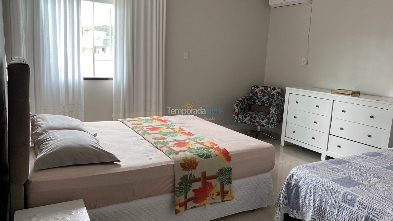 Casa para aluguel de temporada em Penha (Santa Lídia)