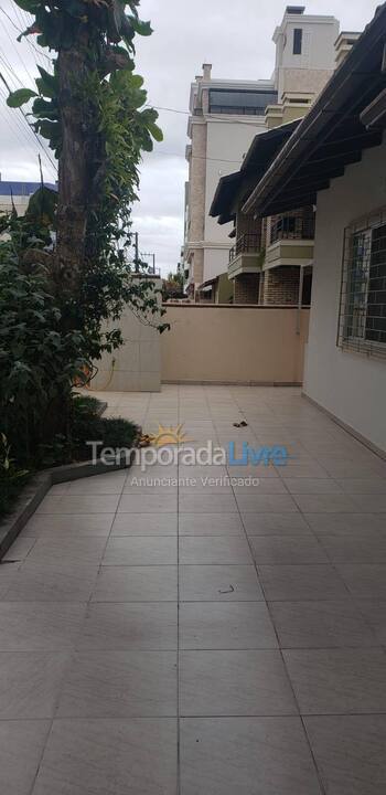 House for vacation rental in Bombinhas (Praia de Bombas)