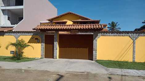 Entrada, rua de terra batida.