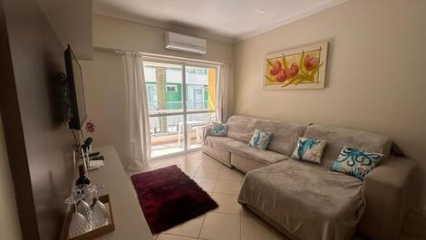 Apto em Bombinhas com piscina e área kids no prédio