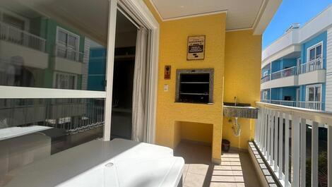 Apto em Bombinhas com piscina e área kids no prédio