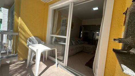 Apto em Bombinhas com piscina e área kids no prédio