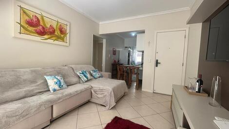 Apto em Bombinhas com piscina e área kids no prédio