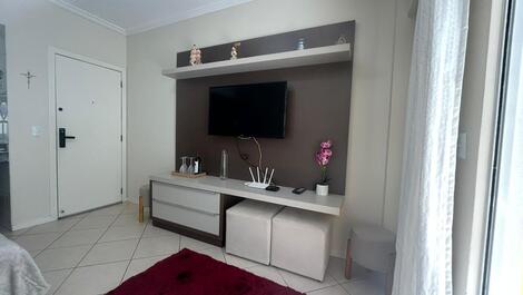 Apto em Bombinhas com piscina e área kids no prédio