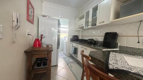 Apto em Bombinhas com piscina e área kids no prédio