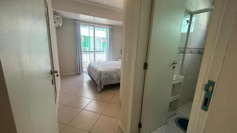 Apto em Bombinhas com piscina e área kids no prédio