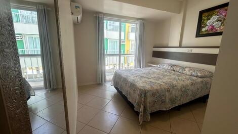 Apto em Bombinhas com piscina e área kids no prédio