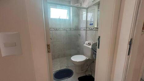 Apto em Bombinhas com piscina e área kids no prédio