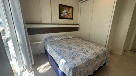 Apto em Bombinhas com piscina e área kids no prédio